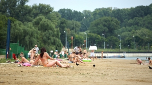 Сотни людей отправились загорать и купаться на озерах и в бассейнах