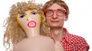 Двое пьяных парней разгуливали по коридору БСМП с куклой из секс-шопа (ВИДЕО)