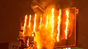 Четыре пожарных расчёта боролись с огнем, объявшим рекламное панно