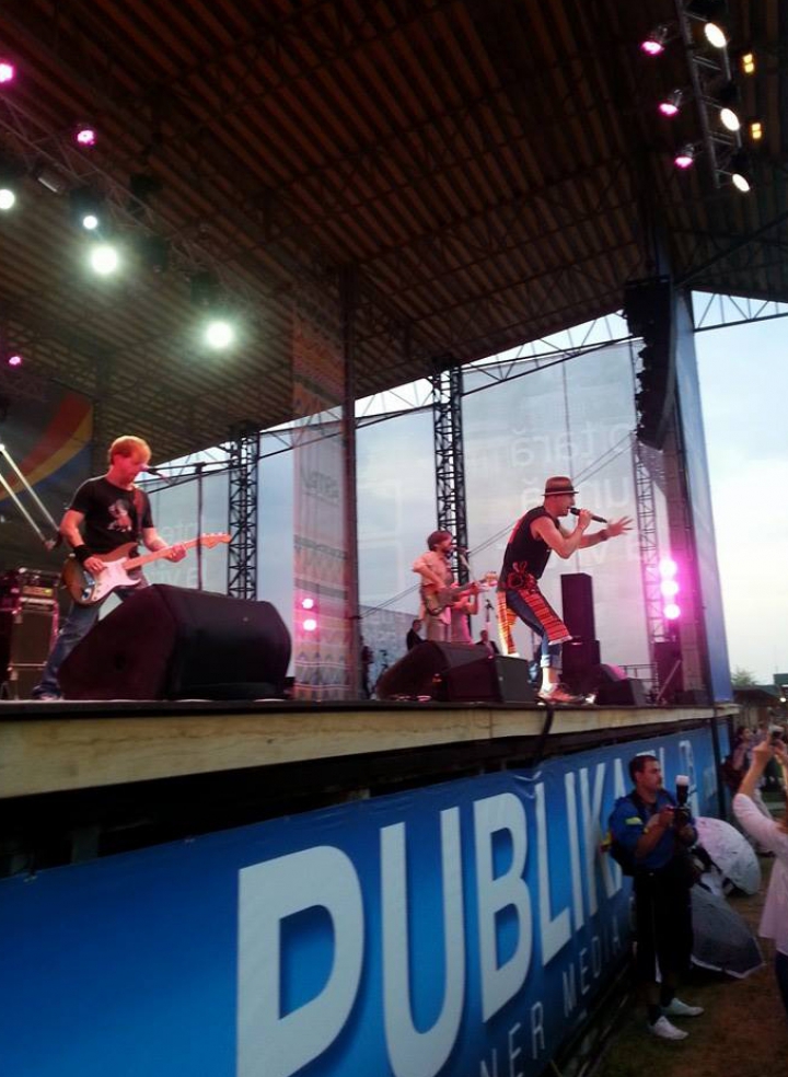 Зрители запечатлели самые яркие моменты праздника в "Ватре" и выложили их в соцсети