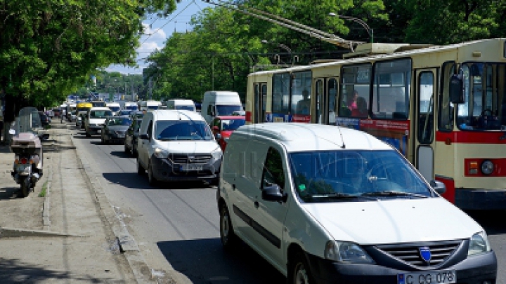 Автомобиль с правительственными номерами припарковался в неположенном месте (ФОТО)