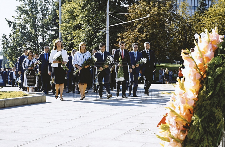 Первые лица государства возложили цветы к памятнику Штефану чел Маре (ФОТО/ВИДЕО)