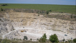 Из ущелья возле села Тринка незаконно добывают сырье для производства извести