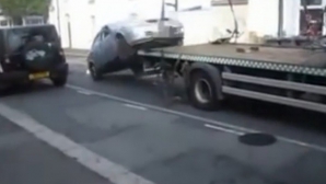 "Угнал по-английски": молодой лондонец дерзко спас свой автомобиль от эвакуаторщиков (ВИДЕО)