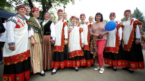 Музыкой, танцами и блюдами национальной кухни встречал гостей этнокультурный фестиваль