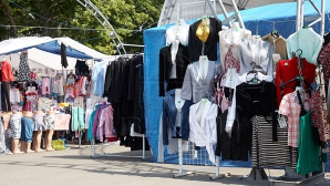 С приходом холодов люди отправляются на рынки и в магазины в поисках теплой одежды