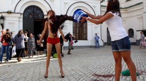 Femen умылись в Киеве "кровью"