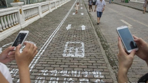 В Китае появилась дорожная разметка для уткнувшихся в телефоны прохожих
