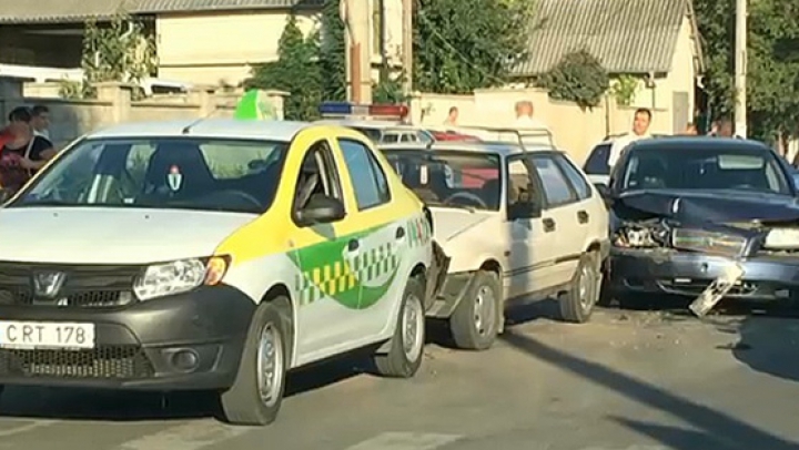 Столкновение трех авто привело к образованию пробки на Буюканах