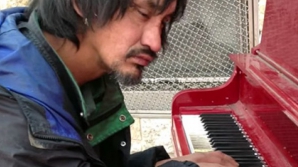 Американский бездомный самостоятельно научился прекрасно играть на пианино (ВИДЕО)