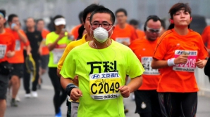 Марафонцы в Пекине бежали в масках из-за смога