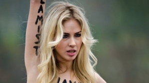 Две активистки Femen облились вином в центре Милана