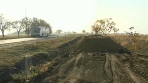 При въезде в село Дороцкая со стороны трассы Тирасполь-Каменка сооружают дамбы из песка