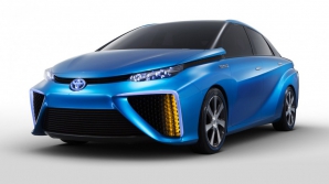 Toyota построила водородный седан для гонщиков 