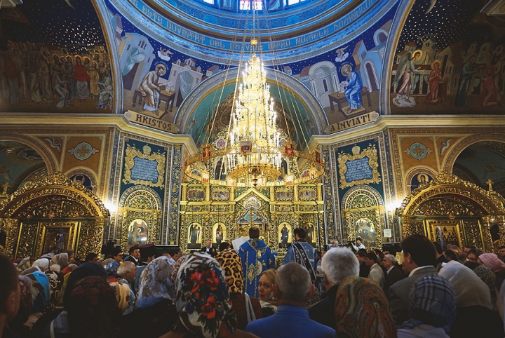 Тысячи горожан пришли в центр Кишинева на Храмовый праздник (ФОТО/ВИДЕО)