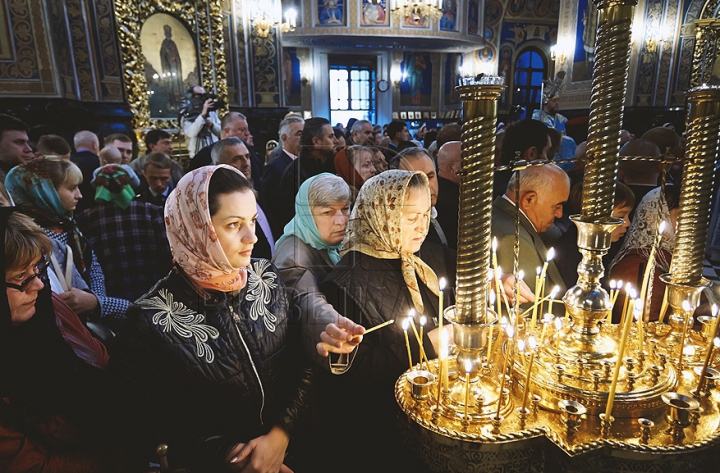 Тысячи горожан пришли в центр Кишинева на Храмовый праздник (ФОТО/ВИДЕО)