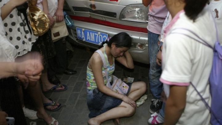 Китаянка вместе с подругами устроила самосуд над любовницей мужа