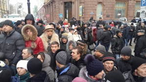 Столпотворение в Москве: сотни молдаван образовали огромную очередь на избирательном участке (ФОТО/ВИДЕО) 