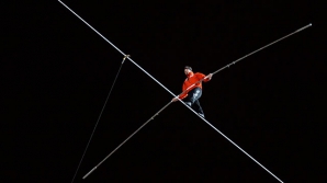 Ник Валленда без страховки прошел по тросам между небоскребами в Чикаго на высоте 183 метра