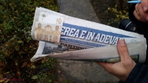 Агитационная газета партии "Патрия" идет в комплекте с деньгами (ФОТО)