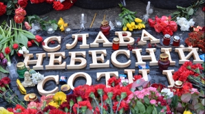 Президент, премьер и сотни обычных людей возложили цветы к памятнику Героям в Киеве