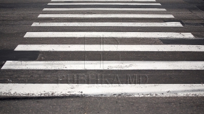 (ВИДЕО) Водитель чуть не сбил женщину с ребенком на пешеходном переходе  