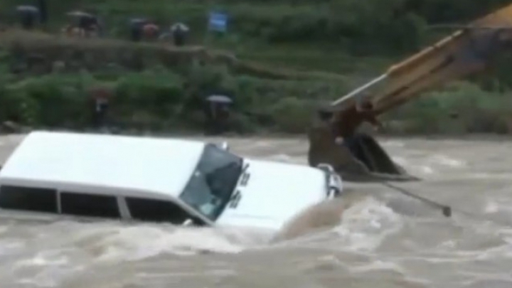 Экскаватор спас водителя из тонущего автомобиля (ВИДЕО)