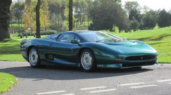 Королевский Jaguar XJ220 продадут через аукцион