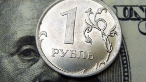 С начала года рубль потерял по отношению к доллару почти 50% цены