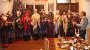 Подготовка к Рождеству в Бричанском районе: хозяйки стирают в родниковой воде, колядующие готовят костюмы