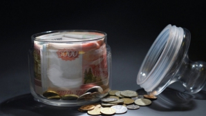 Российский рубль немного укрепил свои позиции по отношению к основным валютам