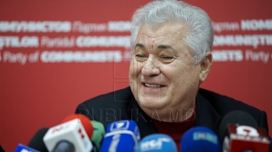 Нынешние и бывшие члены ПКРМ увековечены на картине возле кресла Владимира Воронина