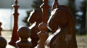 Два молодых человека украли шахматные фигуры в центре столицы (ВИДЕО)