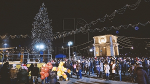 Ёлка в центре столицы собирает на выходные сотни детей и взрослых