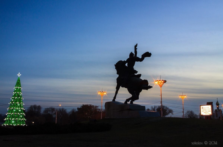 В Тирасполе установлена новогодняя елка (ФОТО)