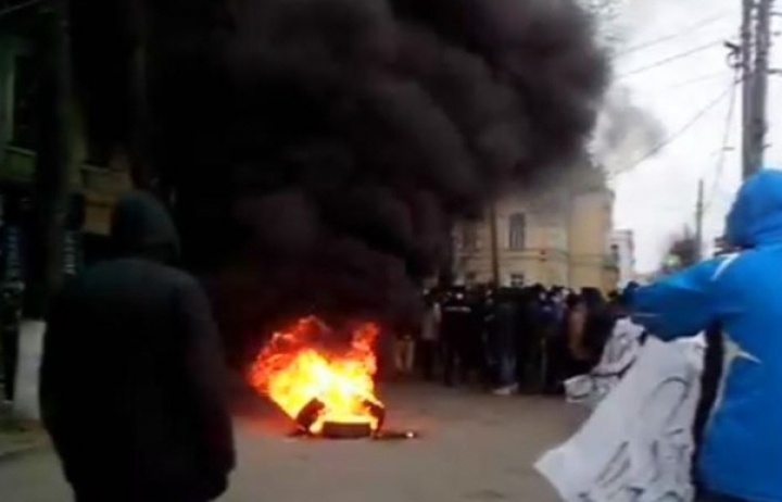 (ФОТО) В украинской Виннице беспорядки: люди штурмовали здание городской администрации