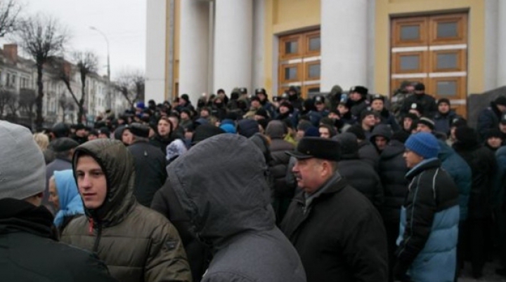 (ФОТО) В украинской Виннице беспорядки: люди штурмовали здание городской администрации