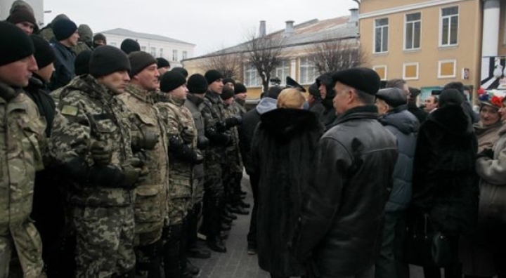 (ФОТО) В украинской Виннице беспорядки: люди штурмовали здание городской администрации