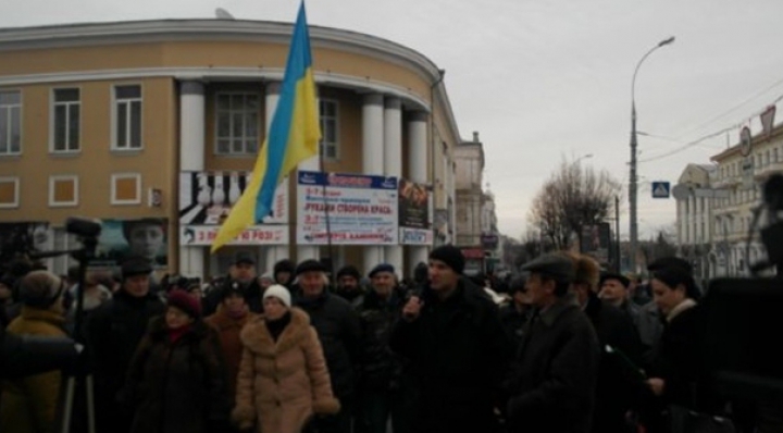 (ФОТО) В украинской Виннице беспорядки: люди штурмовали здание городской администрации