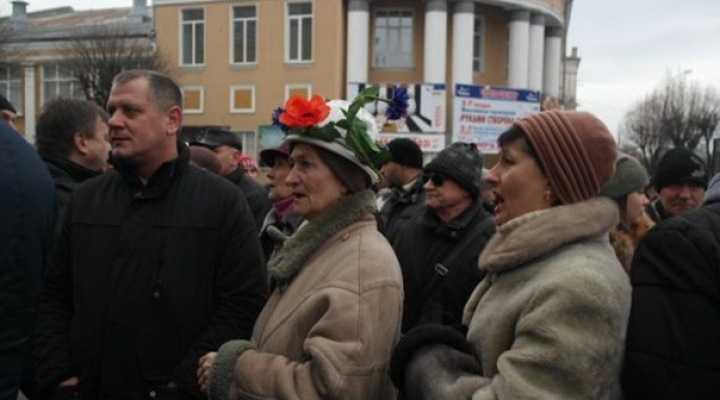 (ФОТО) В украинской Виннице беспорядки: люди штурмовали здание городской администрации