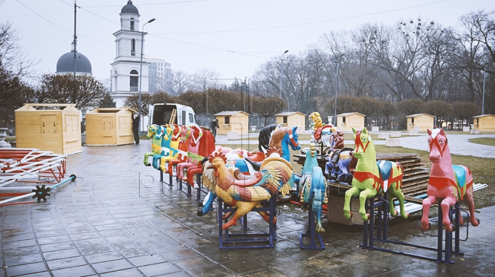 Две елки в центре столицы: рабочие устанавливают искусственную елку (ФОТО)