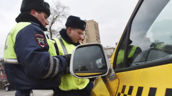 Таксист заставил ребенка выпрыгнуть из машины во время движения