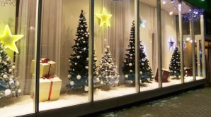 Нежелание расставаться с праздником: в витринах некоторых магазинов все еще есть рождественская ёлка