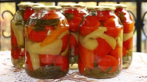 Для многих пенсионеров заготовка и продажа консервов - единственный способ подзаработать