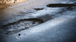 (ФОТО) После снега на главных улицах столицы и других городов страны прибавилось ухабов