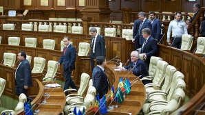 Депутаты парламента возвращаются к работе после праздников