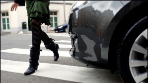 Между жизнью и смертью: девушку-подростка сбили на пешеходном переходе