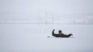 Осторожно - лед! Спасатели провели учения на Гидигичском водохранилище 