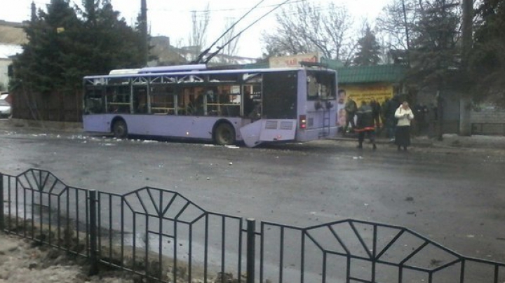 Взрыв снаряда на троллейбусной остановке в Донецке унес жизни девяти человек (ВИДЕО)