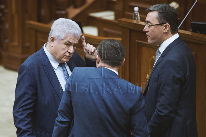 Кулуарные беседы и эмоциональная жестикуляция на заседании парламента (ФОТО)